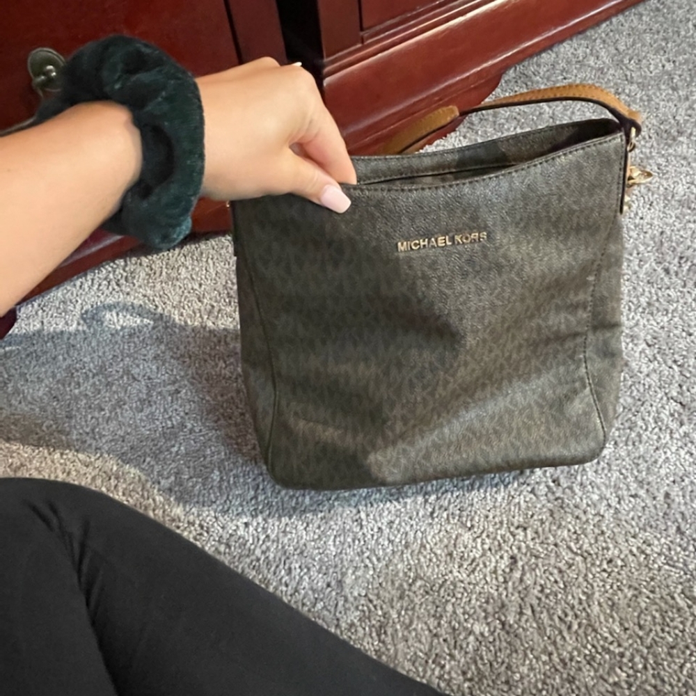 Michael Kors- crossbody purse